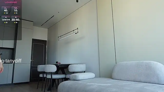 Snapshot of diffgirls2 chatting on January 28, 9:08 am diffgirls2 online show from January 28, 9:08 am