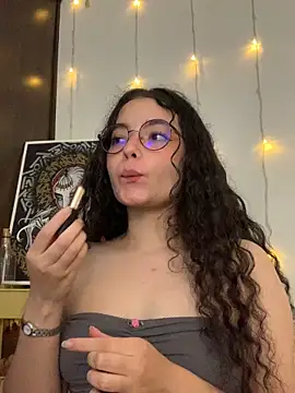 Snapshot of Antoniart_ chatting on February 5, 5:09 am Antoniart online show from February 5, 5:09 am