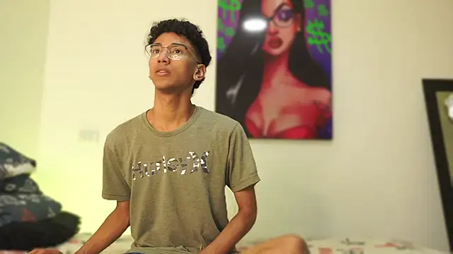 Snapshot of harrytwink18 chatting on December 17, 1:27 pm harrytwink18 online show from December 17, 1:27 pm