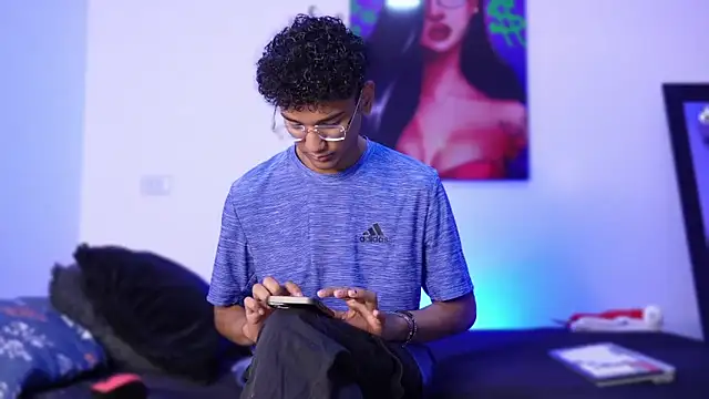 Snapshot of harrytwink18 chatting on December 30, 1:25 pm harrytwink18 online show from December 30, 1:25 pm