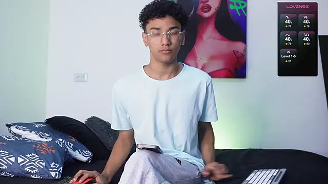 Snapshot of harrytwink18 chatting on January 7, 1:24 pm harrytwink18 online show from January 7, 1:24 pm