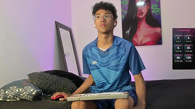 Snapshot of harrytwink18 chatting on February 20, 1:08 pm harrytwink18 online show from February 20, 1:08 pm