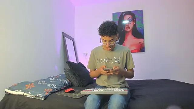 Snapshot of harrytwink18 chatting on March 19, 1:29 pm harrytwink18 online show from March 19, 1:29 pm