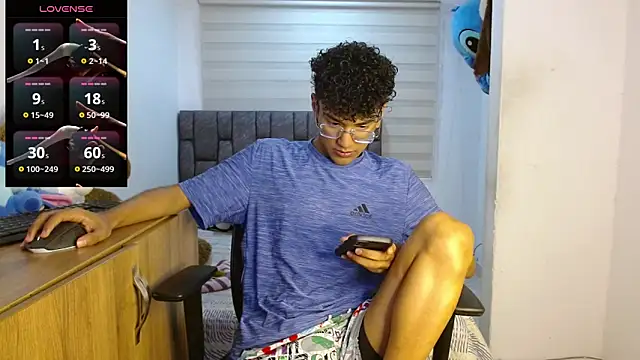 Snapshot of harrytwink18 chatting on September 9, 3:11 pm harrytwink18 online show from September 9, 3:11 pm