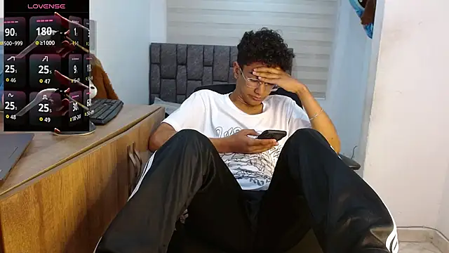 Snapshot of harrytwink18 chatting on September 10, 2:50 pm harrytwink18 online show from September 10, 2:50 pm