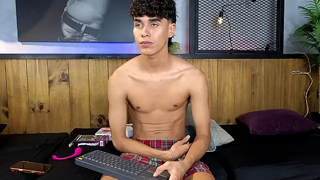 Snapshot of andrewortix chatting on March 7, 4:20 am andrewortix online show from March 7, 4:20 am