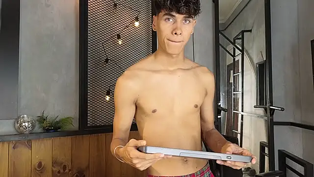 Snapshot of andrewortix chatting on March 10, 4:28 am andrewortix online show from March 10, 4:28 am