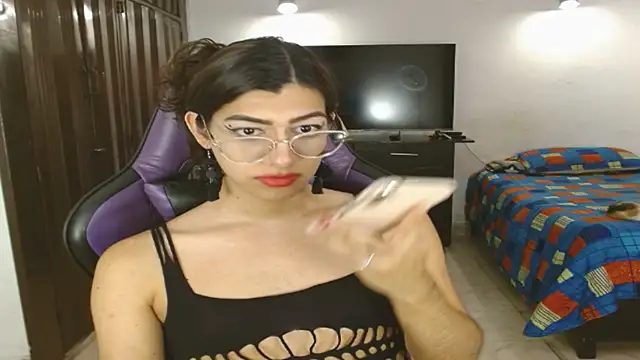 Snapshot of engielphoenis14 chatting on June 14, 1:13 pm engielphoenis14 online show from June 14, 1:13 pm