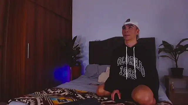 2gays 1Str8 online show from January 5, 1:35 am