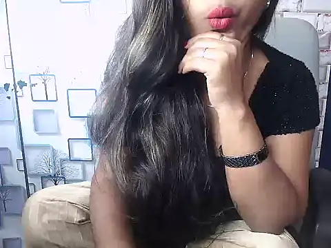Hot Naina- online show from December 3, 7:55 pm