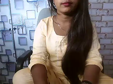 Hot Naina- online show from December 5, 3:50 pm