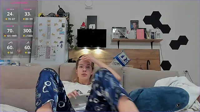 Snapshot of Girl_alone_home chatting on December 20, 3:13 am Girl alone home online show from December 20, 3:13 am