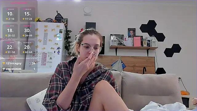 Snapshot of Girl_alone_home chatting on December 20, 3:19 pm Girl alone home online show from December 20, 3:19 pm