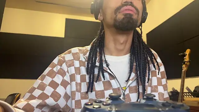 hotcamboy420 online show from November 25, 4:34 am