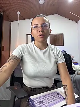 karlamorris  online show from June 12, 1:43 pm
