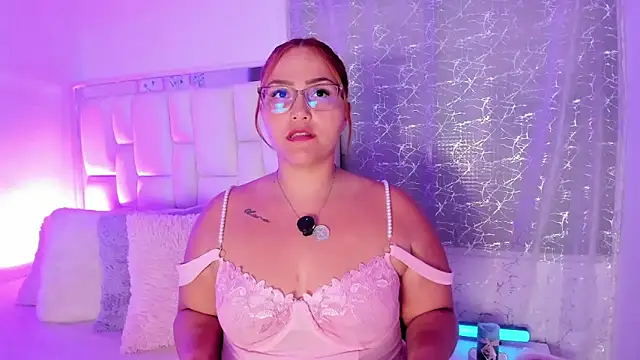 Snapshot of LeahxBarker chatting on February 17, 1:57 am LeahxBarker online show from February 17, 1:57 am