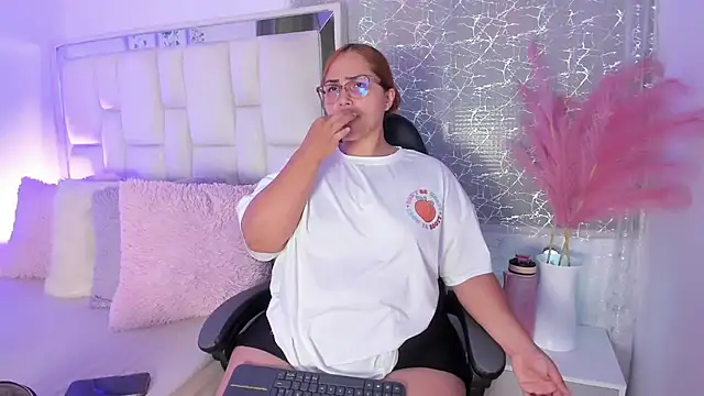 Snapshot of LeahxBarker chatting on June 30, 3:40 am LeahxBarker online show from June 30, 3:40 am