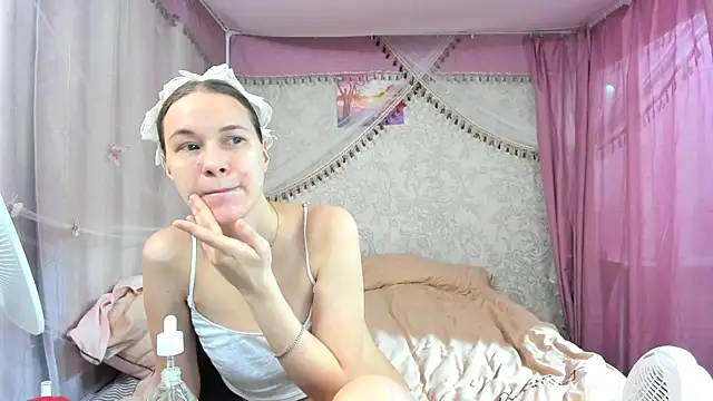 Snapshot of leila_bambi_ chatting on February 21, 4:08 pm leila bambi online show from February 21, 4:08 pm