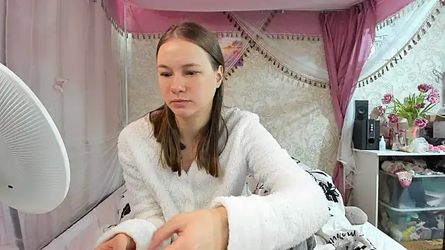 Snapshot of leila_bambi_ chatting on March 14, 7:14 am leila bambi online show from March 14, 7:14 am