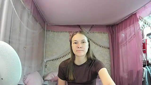 Snapshot of leila_bambi_ chatting on April 1, 5:54 pm leila bambi online show from April 1, 5:54 pm
