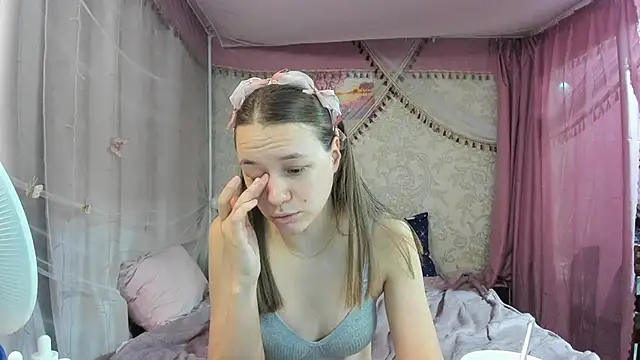 Snapshot of leila_bambi_ chatting on April 2, 5:54 pm leila bambi online show from April 2, 5:54 pm