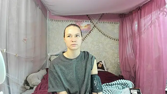 Snapshot of leila_bambi_ chatting on April 22, 1:56 pm leila bambi online show from April 22, 1:56 pm