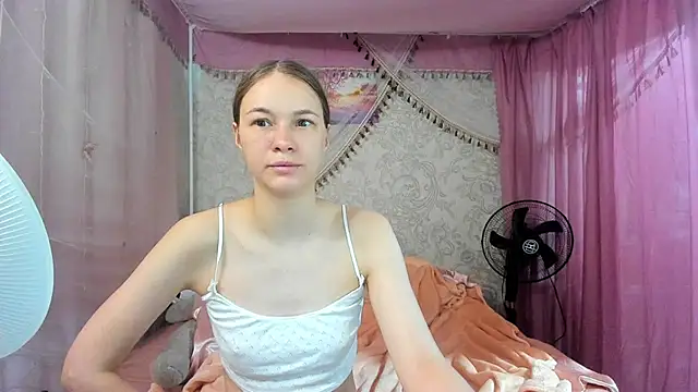 Snapshot of leila_bambi_ chatting on June 1, 1:57 pm leila bambi online show from June 1, 1:57 pm