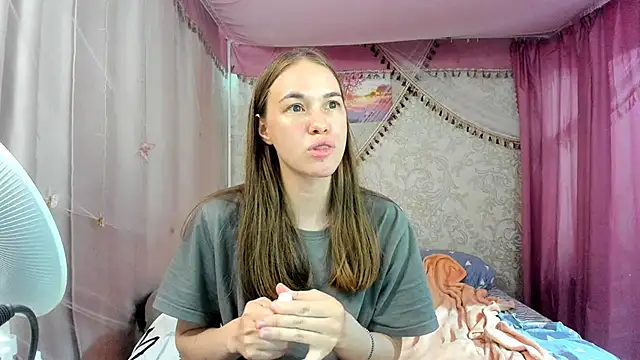 Snapshot of leila_bambi_ chatting on June 9, 7:20 am leila bambi online show from June 9, 7:20 am