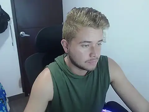 Snapshot of JOHANLEON1 chatting on October 10, 3:44 pm JOHANLEON1 online show from October 10, 3:44 pm