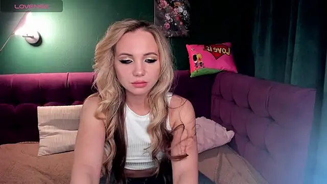 Snapshot of EvaMoran chatting on February 6, 5:03 am EvaMoran online show from February 6, 5:03 am