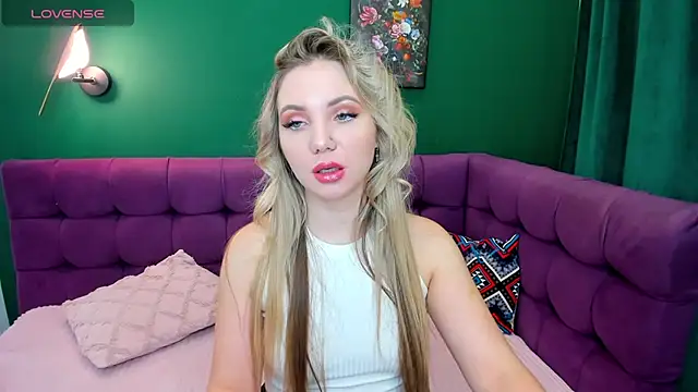 Snapshot of EvaMoran chatting on October 12, 1:37 am EvaMoran online show from October 12, 1:37 am