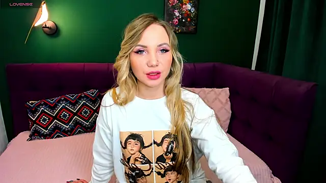 Snapshot of EvaMoran chatting on November 10, 1:37 am EvaMoran online show from November 10, 1:37 am