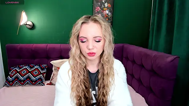 Snapshot of EvaMoran chatting on April 12, 1:43 am EvaMoran online show from April 12, 1:43 am