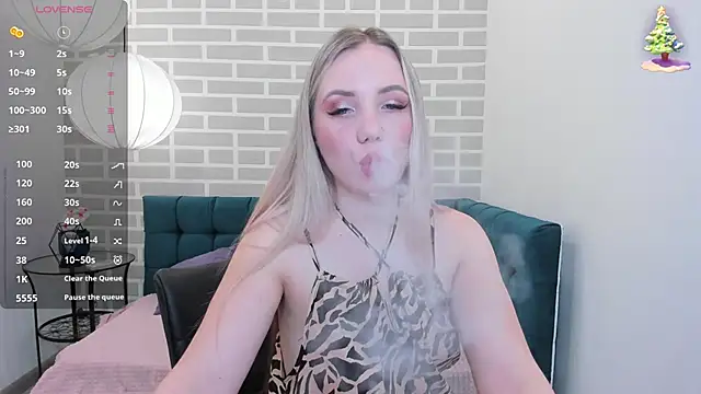 Snapshot of EvaMoran chatting on June 4, 1:44 am EvaMoran online show from June 4, 1:44 am