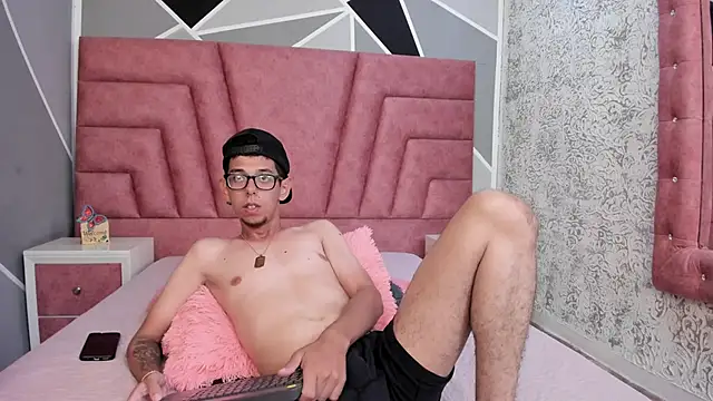 Derek and Skarlet online show from January 8, 6:41 pm