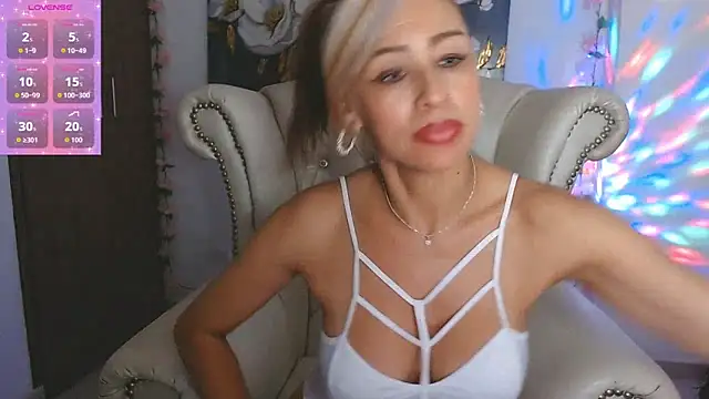 Snapshot of Isabelhot1 chatting on April 16, 9:50 pm Isabelhot1 online show from April 16, 9:50 pm