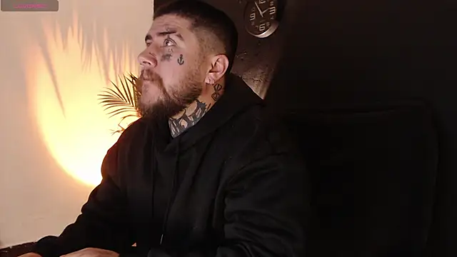 Snapshot of Ash_gusbig chatting on January 16, 3:56 am Ash gusbig online show from January 16, 3:56 am