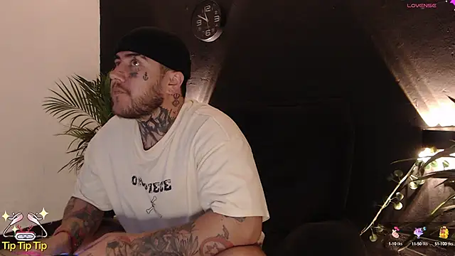 Snapshot of Ash_gusbig chatting on February 4, 12:51 am Ash gusbig online show from February 4, 12:51 am