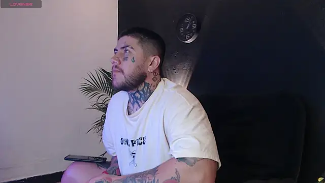 Snapshot of Ash_gusbig chatting on February 13, 3:07 am Ash gusbig online show from February 13, 3:07 am