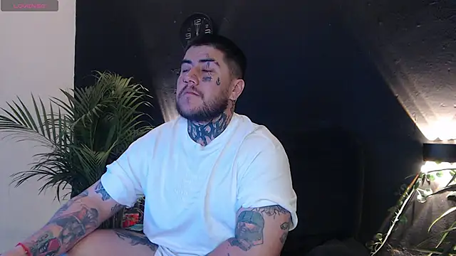 Snapshot of Ash_gusbig chatting on February 14, 3:33 am Ash gusbig online show from February 14, 3:33 am