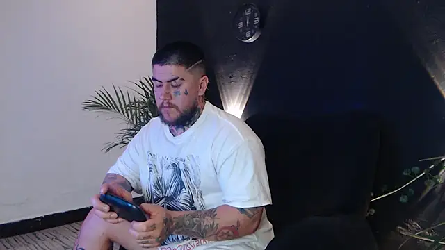 Snapshot of Ash_gusbig chatting on February 27, 5:56 am Ash gusbig online show from February 27, 5:56 am