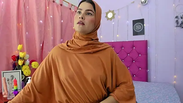 AishaAmin  online show from December 18, 3:44 pm