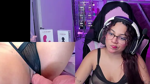 Snapshot of PetiteSophie_ chatting on February 2, 2:34 pm PetiteSophie online show from February 2, 2:34 pm