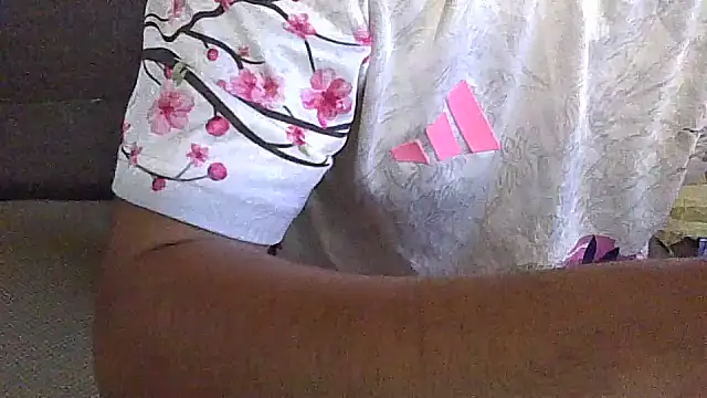 Snapshot of Mometi97 chatting on March 25, 3:07 pm Mometi97 online show from March 25, 3:07 pm