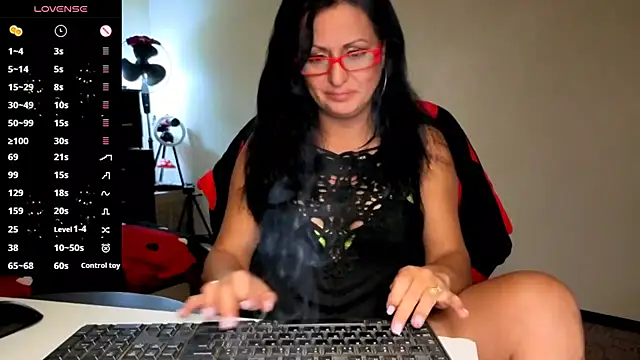 YourDreamLoverr online show from October 25, 10:37 pm