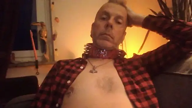 Snapshot of SHARPSkinhead chatting on June 5, 9:09 pm SHARPSkinhead online show from June 5, 9:09 pm