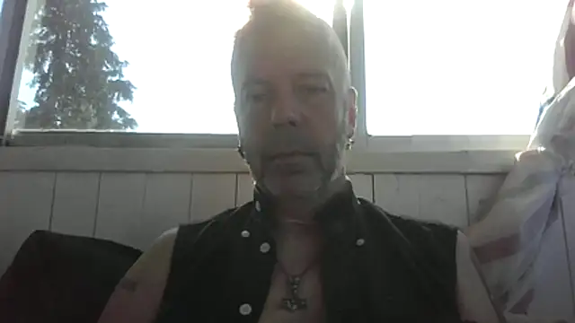 Snapshot of SHARPSkinhead chatting on June 8, 6:47 am SHARPSkinhead online show from June 8, 6:47 am
