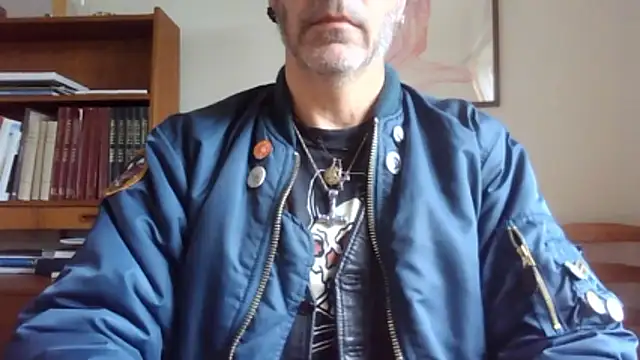 Snapshot of SHARPSkinhead chatting on June 18, 9:25 am SHARPSkinhead online show from June 18, 9:25 am