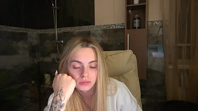 ChloeBrightt online show from December 17, 8:48 pm