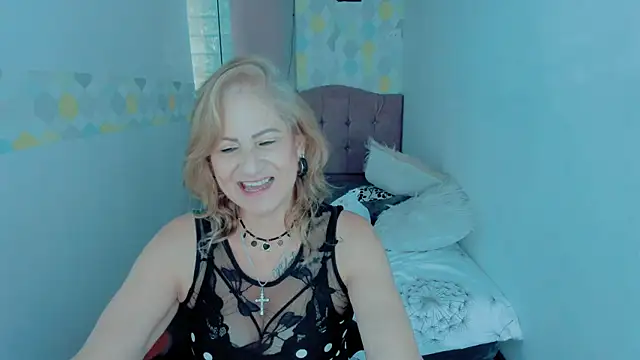 Snapshot of ScarletHoot_ chatting on January 7, 5:53 pm ScarletHoot online show from January 7, 5:53 pm